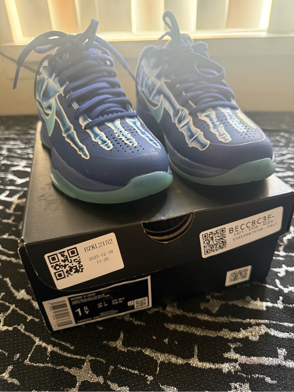 Nike Kobe V (GS) Deep Royal/Baltic Blue  Royal Fonce/Bleu Baltique Size 1.5 Y